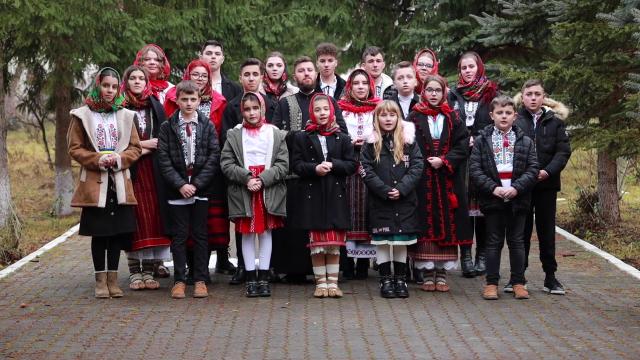 (Video) Corul Parohiei Dragova – Dați drumul la cer