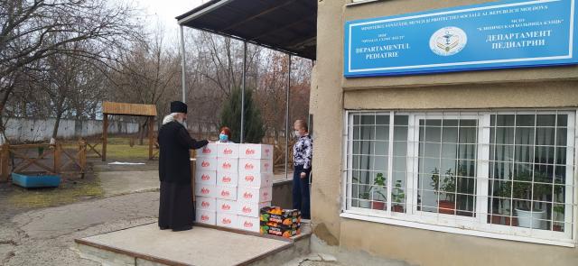 Daruri de Crăciun din partea Mănăstirii Hadâmbu pentru sute de copii din Basarabia