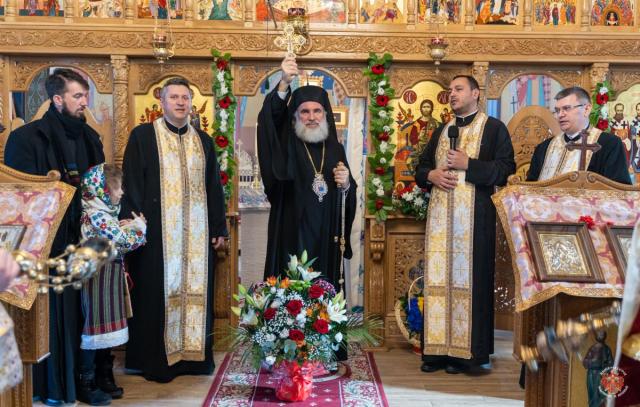 Liturghie arhierească la hramul Parohiei „Sfinţii Trei Ierarhi” din Bacău