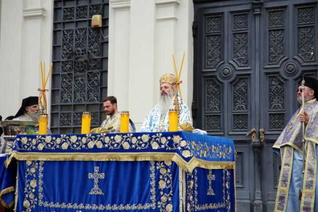 Sfânta Liturghie de Bobotează, săvârșită la patru altare diferite în incinta Ansamblului mitropolitan din Iași: „Prin Botez, am primit demnitatea de creștini”