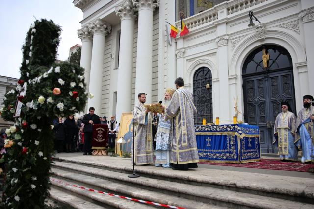 Sfânta Liturghie de Bobotează, săvârșită la patru altare diferite în incinta Ansamblului mitropolitan din Iași: „Prin Botez, am primit demnitatea de creștini”