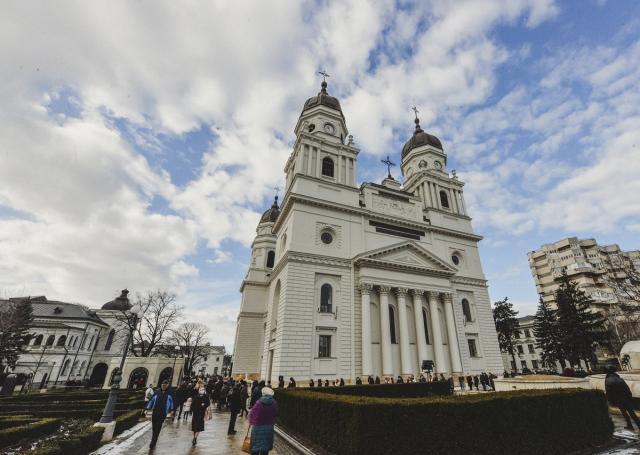 Hramul Facultății de Teologie din Iași, în prezența a trei ierarhi. Unui părinte profesor emerit i-a fost acordată distincția „Crucea Patriarhală”