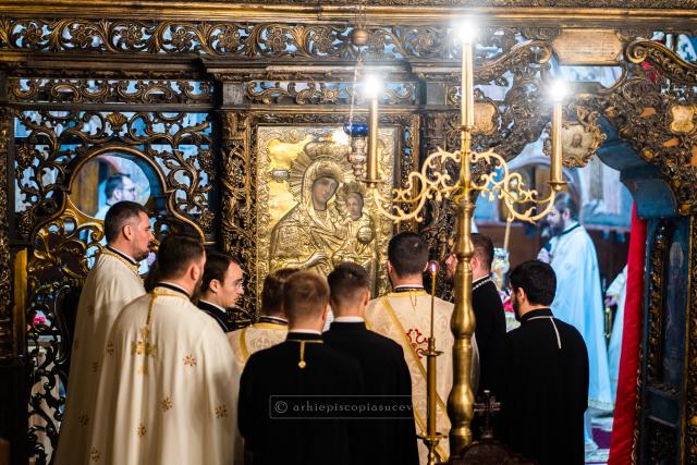 Sfânta Liturghie în noaptea dintre ani la Catedrala Arhiepiscopală din Suceava