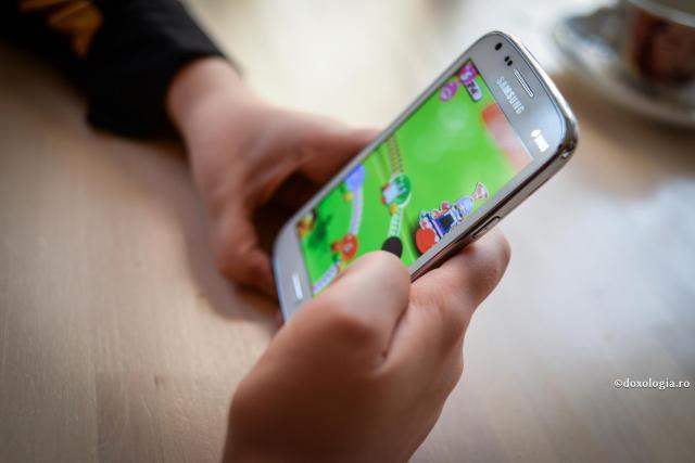 Șapte trucuri pentru limitarea timpului petrecut de copil pe smartphone