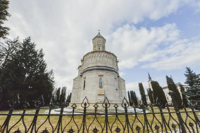 PS Nichifor Botoșăneanul, la hramul Mănăstirii „Sf. Trei Ierarhi”: „Viața sfinților ierarhi ne este pusă înainte ca semn de însuflețire”