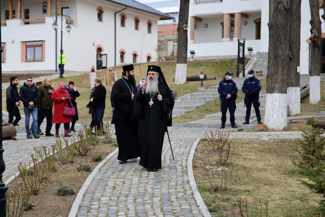 „Inima să fie largă încât să încapă durerea unei mame care și-a pierdut copilul, durerea unui copil care și-a pierdut tatăl în război”, a spus IPS Teofan la Mănăstirea Coșula
