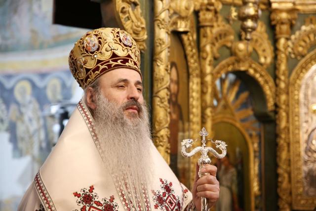 „Inima să fie largă încât să încapă durerea unei mame care și-a pierdut copilul, durerea unui copil care și-a pierdut tatăl în război”, a spus IPS Teofan la Mănăstirea Coșula