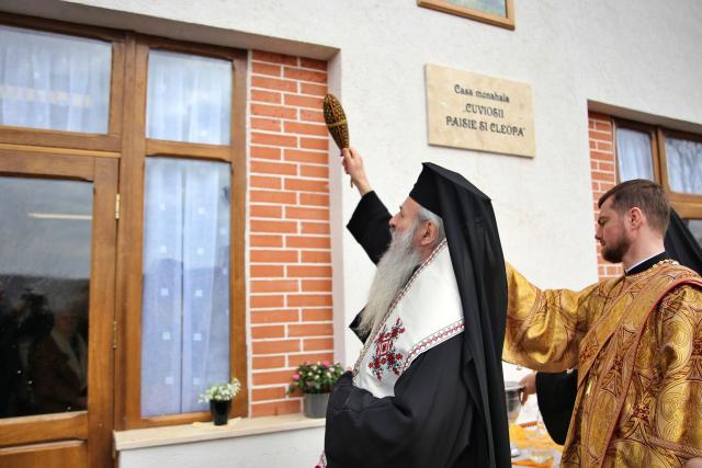 „Inima să fie largă încât să încapă durerea unei mame care și-a pierdut copilul, durerea unui copil care și-a pierdut tatăl în război”, a spus IPS Teofan la Mănăstirea Coșula