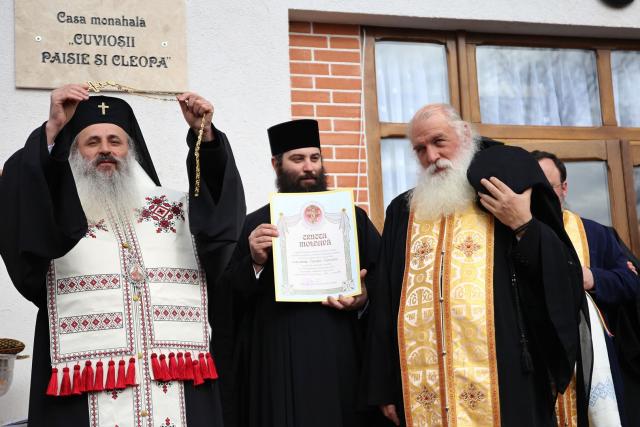 „Inima să fie largă încât să încapă durerea unei mame care și-a pierdut copilul, durerea unui copil care și-a pierdut tatăl în război”, a spus IPS Teofan la Mănăstirea Coșula