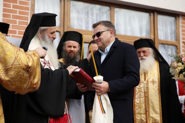 „Inima să fie largă încât să încapă durerea unei mame care și-a pierdut copilul, durerea unui copil care și-a pierdut tatăl în război”, a spus IPS Teofan la Mănăstirea Coșula