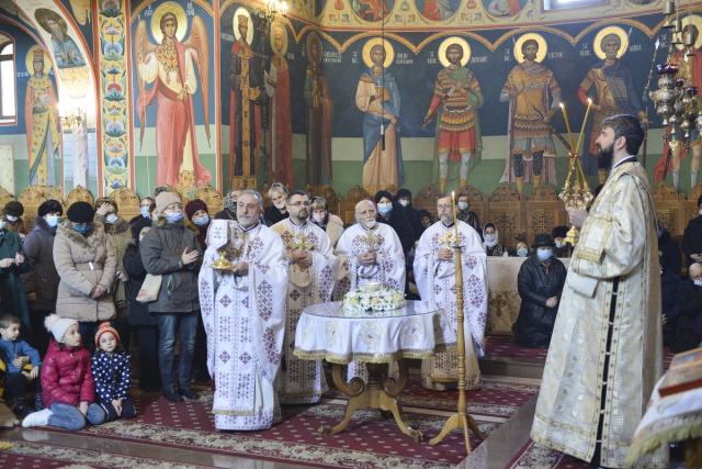 PS Părinte Nichifor Botoșăneanul, la Parohia „Sfântul Apostol Toma” din Iași: „În Biserică venim ca să ieșim mai îndreptați”