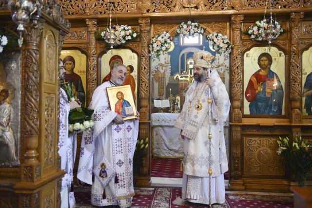 PS Părinte Nichifor Botoșăneanul, la Parohia „Sfântul Apostol Toma” din Iași: „În Biserică venim ca să ieșim mai îndreptați”