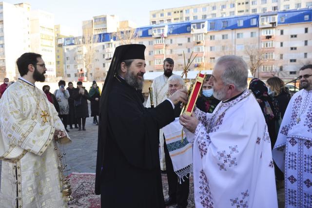 PS Părinte Nichifor Botoșăneanul, la Parohia „Sfântul Apostol Toma” din Iași: „În Biserică venim ca să ieșim mai îndreptați”