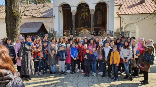 Pelerinaj la Mănăstirile din jurul Aradului pentru refugiații din Ucraina, în parteneriat cu slujitorii Paraclisului Facultății de Teologie Ortodoxă din Arad