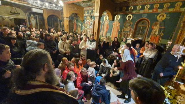Vecernie și agapă frățească în Paraclisul Facultății de Teologie Ortodoxă din Arad, la care au participat 90 de femei și copii refugiați