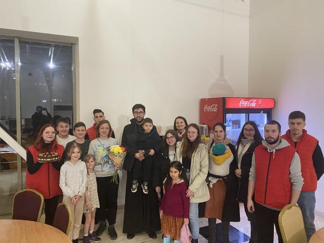 Tort și flori pentru Alexandra Begisheva – aniversare în refugiu