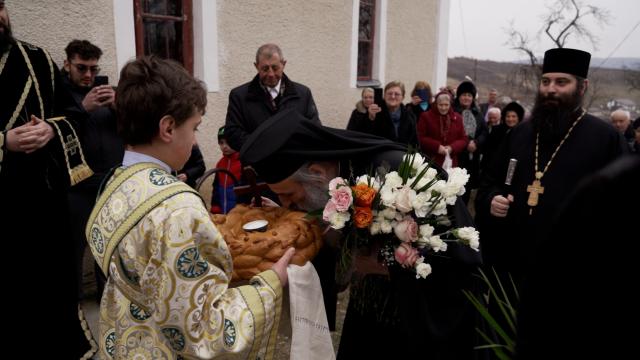 (Video) Liturghie Arhierească și sfințire de casă socială în parohia „Sfânta Mare Muceniță Varvara” din Șorogari