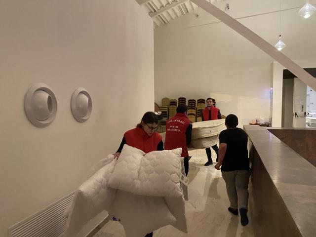 Centrul de evenimente Agora a suplimentat numărul locurilor de cazare destinate refugiaților. De astăzi vor putea fi găzduite aici 100 de persoane