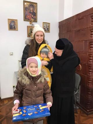 Familie de refugiați din Kiev, găzduită la Mănăstirea Văratic
