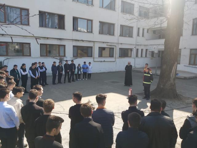 Elevii seminariști ieșeni au învățat cum să se comporte în situații de urgență