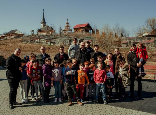 Voluntarii ASCOR Alba Iulia au oferit daruri copiilor refugiați, la Școala Gimnazială din Unirea