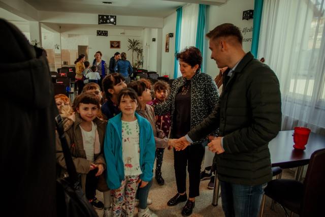Voluntarii ASCOR Alba Iulia au oferit daruri copiilor refugiați, la Școala Gimnazială din Unirea