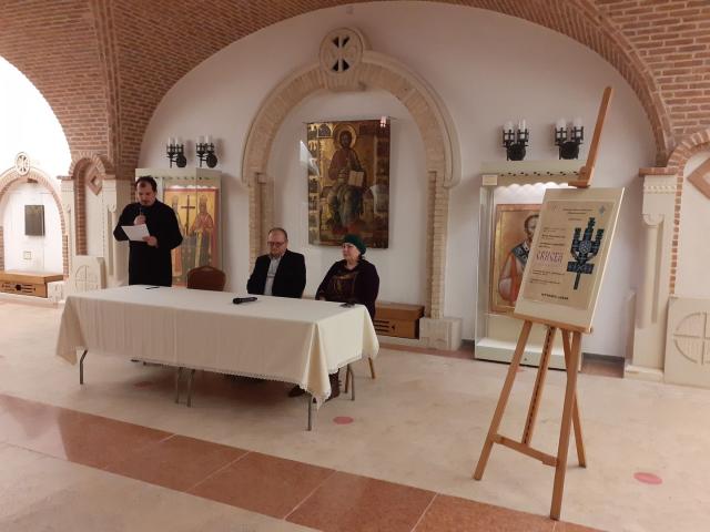 „Crucea – toiagul călătorului”: Expoziție de crestături în lemn, vernisată la Muzeul Mitropolitan din Iași
