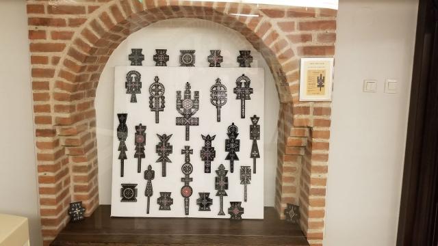 „Crucea – toiagul călătorului”: Expoziție de crestături în lemn, vernisată la Muzeul Mitropolitan din Iași
