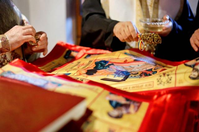 PS Părinte Episcop Siluan a sfințit noile antimise primite în dar din partea Preafericitului Părinte Patriarh Daniel