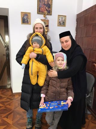 Familie de refugiați din Kiev, găzduită la Mănăstirea Văratic
