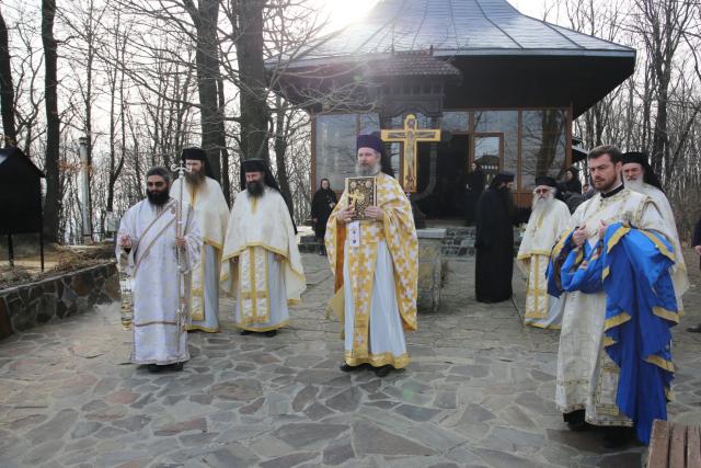 Părintele Mitropolit a slujit la Mănăstirea Sângeap-Basaraba: „Rugăciunea este iubire către Dumnezeu”