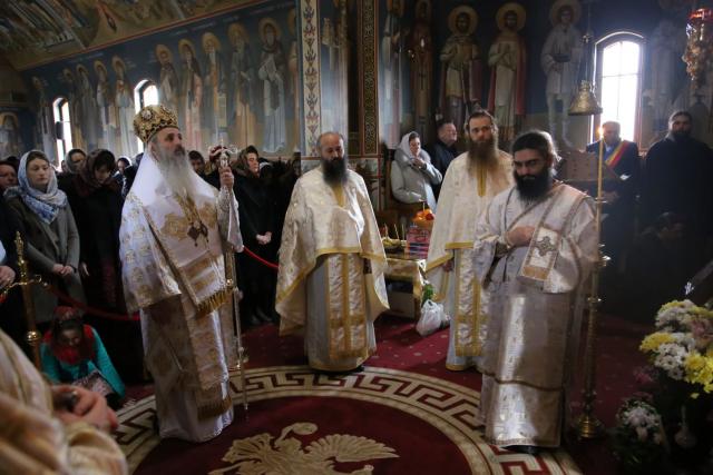 Părintele Mitropolit a slujit la Mănăstirea Sângeap-Basaraba: „Rugăciunea este iubire către Dumnezeu”