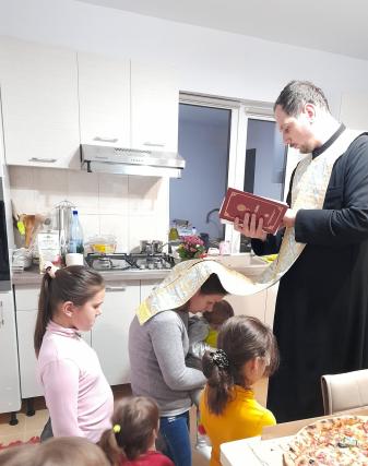 Mame refugiate cu copii, găzduite la Centrul de activități pentru copii „Sfânta Sofia” din Parohia Poiana-Brăești