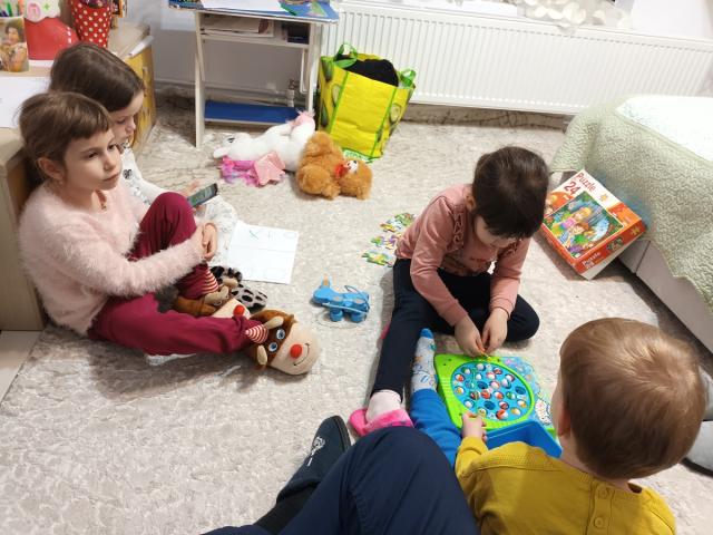 Mame refugiate cu copii, găzduite la Centrul de activități pentru copii „Sfânta Sofia” din Parohia Poiana-Brăești