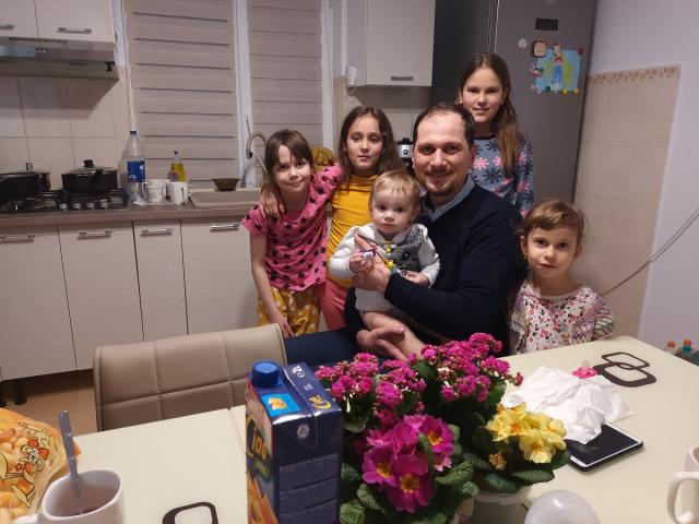 Mame refugiate cu copii, găzduite la Centrul de activități pentru copii „Sfânta Sofia” din Parohia Poiana-Brăești
