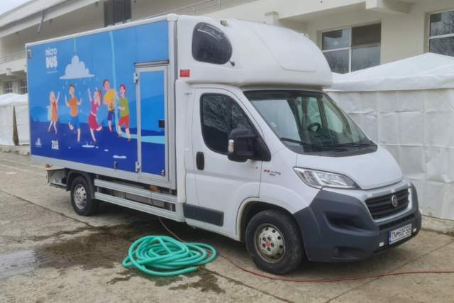 Caravana MicroDUȘ, în sprijinul refugiaților cazați la Centrul de evenimente Agora