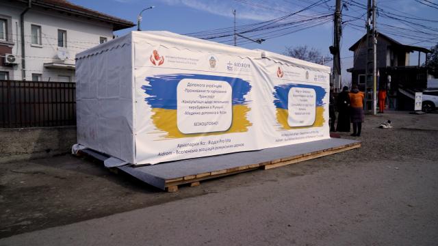 Voluntarii Pro Vita Iași au montat corturi info-point pentru refugiații care intră în țara noastră din Republica Moldova