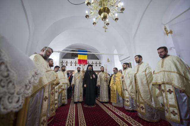 (Foto) Pocreaca, văzută altfel: Bucuria unei slujbe cu arhiereu într-una dintre cele mai sărace comunități din județul Iași