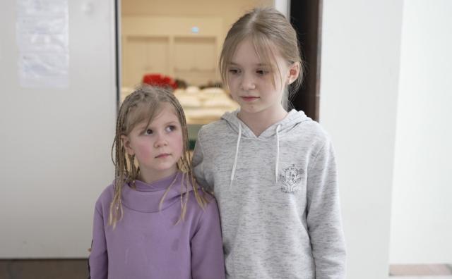 (Video) Snejana, 10 ani: „Foarte repede ne-am îmbrăcat, ne-am îngrămădit lucrurile cele mai importante și am plecat”