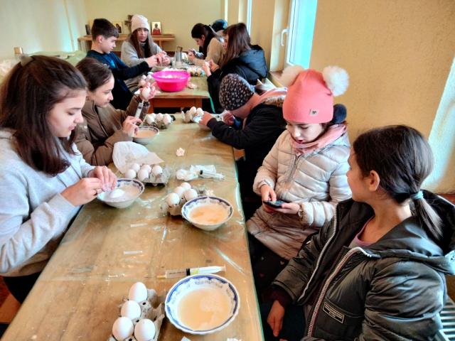 Atelier de încondeiat ouă la Parohia „Acoperământul Maicii Domnului” Suceava