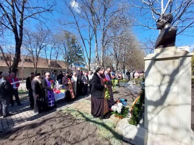Edineț: PS Antonie a sfinţit bustul marelui filantrop basarabean Vasile Stroescu