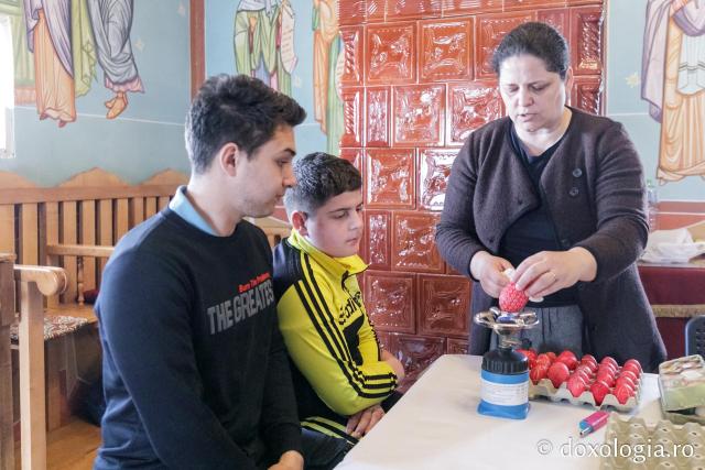 Atelier de încondeiat ouă la parohia Satu Nou – Șcheia