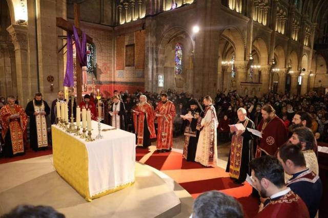Cămașa lui Hristos a fost cinstită de către românii ortodocși | PS Atanasie de Bogdania a săvârșit slujba Acatistului Mântuitorului