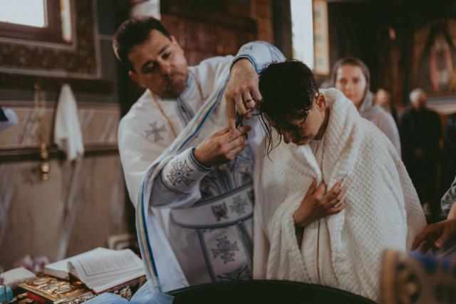 Între Lumină și întuneric: Cronica unui Botez săvârșit în refugiu, în Sâmbăta Paștilor