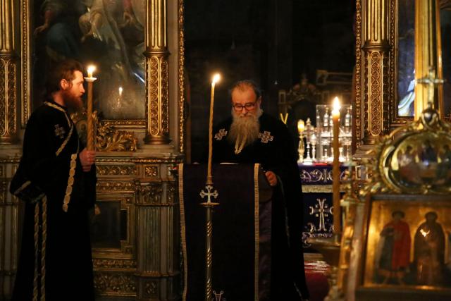 IPS Părinte Mitropolit Teofan a răspuns: Să participăm la slujbe în aceste zile sau să urmărim un film despre Patimile Mântuitorului?
