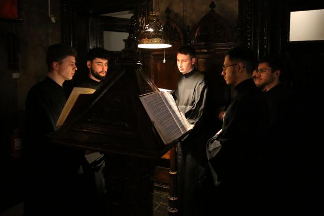 IPS Părinte Mitropolit Teofan a răspuns: Să participăm la slujbe în aceste zile sau să urmărim un film despre Patimile Mântuitorului?
