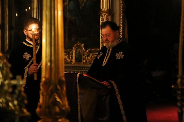 IPS Părinte Mitropolit Teofan a răspuns: Să participăm la slujbe în aceste zile sau să urmărim un film despre Patimile Mântuitorului?