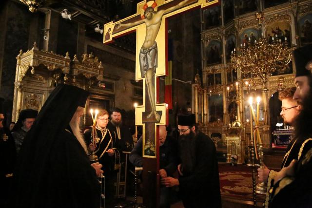 IPS Părinte Mitropolit Teofan a răspuns: Să participăm la slujbe în aceste zile sau să urmărim un film despre Patimile Mântuitorului?