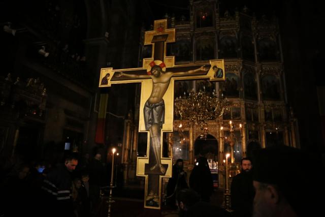 IPS Părinte Mitropolit Teofan a răspuns: Să participăm la slujbe în aceste zile sau să urmărim un film despre Patimile Mântuitorului?