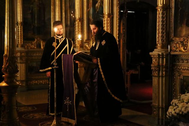 IPS Părinte Mitropolit Teofan a răspuns: Să participăm la slujbe în aceste zile sau să urmărim un film despre Patimile Mântuitorului?